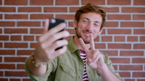 Selfie Hombre Smartphone Para Signo Paz Sonrisa Confianza Contra Pared — Vídeo de stock