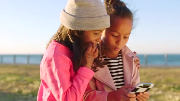 Telefon Dzieci Przyjaciele Plaży Wakacjach Wakacjach Lub Wycieczce Razem Lato — Wideo stockowe