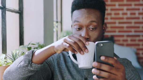 Oturma Odasında Dinlenen Telefon Kahve Siyah Adam Sosyal Medyada Mobil — Stok video