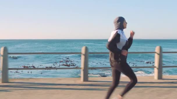 Мусульманська Жінка Біжить Або Пристосовується Океаном Пляжем Або Водними Хвилями — стокове відео