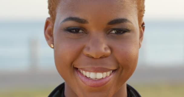 Czarna Kobieta Uśmiech Twarz Podczas Pleneru Przyrodzie Makijażem Kosmetyki Szczęście — Wideo stockowe