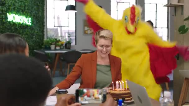 为了庆祝新年或员工生日 与办公室里的一个商业团队一起聚会 跳舞和吃鸡肉 在办公室里和一男一女在一起的朋友 团队建设和跳舞 — 图库视频影像