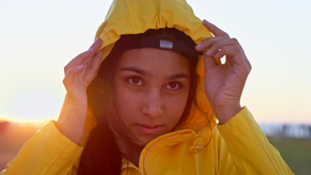 Teenagepige Solnedgang Rejse Med Mode Ansigt Eventyr Park Med Linse – Stock-video