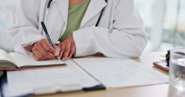 Atención Médica Médico Mujer Mayor Escribiendo Registros Pacientes Prescripción Informe — Vídeos de Stock