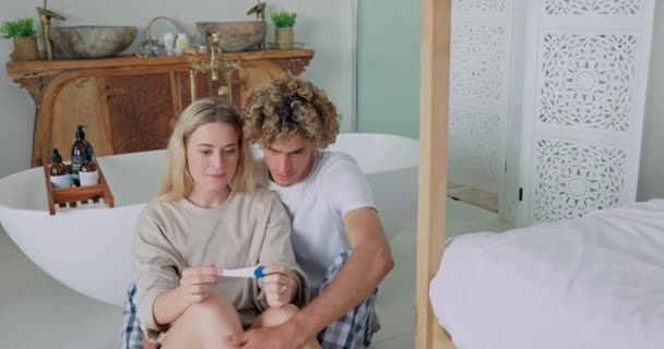 Těhotenský Test Vzrušený Pozitivní Pár Povzbuzující Společně Zatímco Sedí Podlaze — Stock video