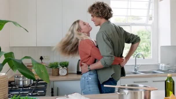Aşk Çift Mutfakta Dans Aşçılık Romantizmle Aşk Romantik Kadın Erkek — Stok video