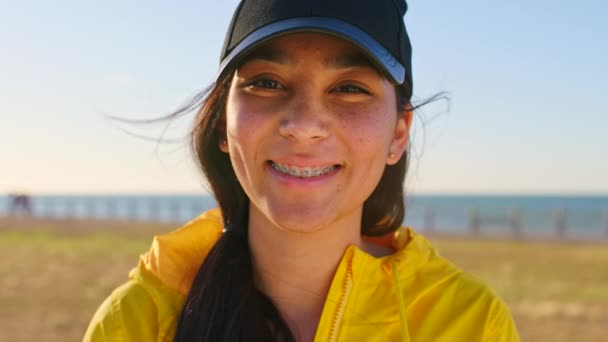 Nastolatek Twarz Dziewczyna Wakacjach Nad Morzem Kapsztadzie Rpa Dla Turystyki — Wideo stockowe