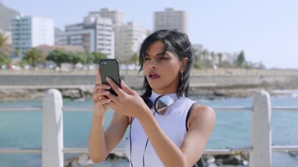 Strand Reisen Und Frauen Die Handyvideos Zur Erinnerung Den Sommerurlaub — Stockvideo
