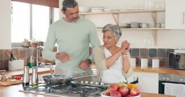 Liebe Kochen Und Seniorentanz Glück Und Verbundenheit Mit Romantik Der — Stockvideo