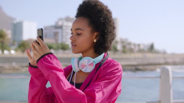 Czarna Kobieta Telefon Fotografia Plażowa Dla Mediów Społecznościowych Tworzenie Treści — Wideo stockowe