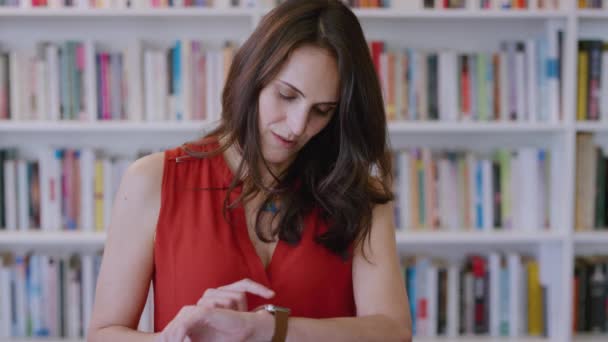 Стоковые Видео Книжный Магазин ⬇ Скачать Футажи Книжный Магазин.