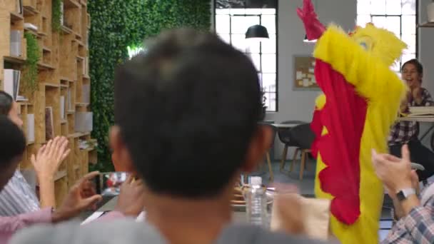 Baile Aplausos Gente Negocios Con Mascota Pollo Oficina Divirtiéndose Reunión — Vídeos de Stock