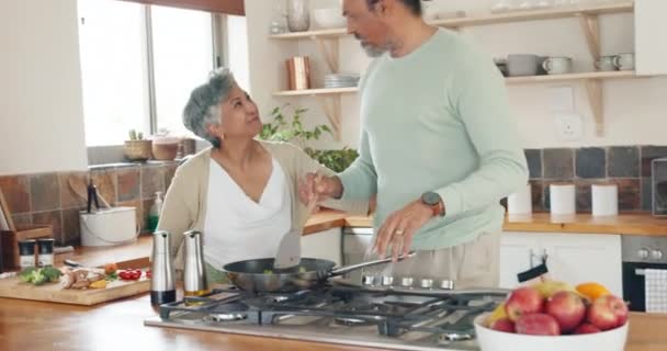 Volwassen Echtpaar Koken Dansen Keuken Voor Liefde Zorg Grappige Tijd — Stockvideo