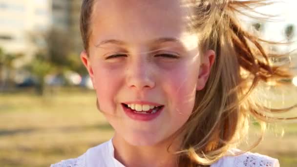 夏のマイアミからの子供の顔 笑いと少女の肖像画 休日の休暇 自由と幸せな子供面白い若者の笑顔で自然公園に興奮 — ストック動画