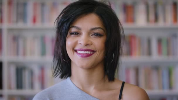 Gezicht Vrouw Glimlach Voor Geluk Met Een Wazige Boekenplank Achtergrond — Stockvideo