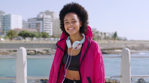 Black Woman Afro Headphones Beach Fitness Heart Health Workout Cardiology — Stock Video