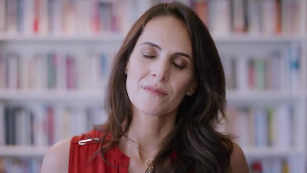 Mutsuz Bir Kadın Kitapçısının Kütüphanesi Yüzü Öfkeli Zihniyeti Işteyken Sinirliyken — Stok video