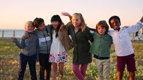 Niños Grupo Saludos Mientras Juegan Durante Verano Divierten Naturaleza Con — Vídeo de stock