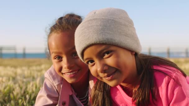 Amor Familia Hermanas Jóvenes Parque Junto Océano Disfrutando Vacaciones Fin — Vídeos de Stock