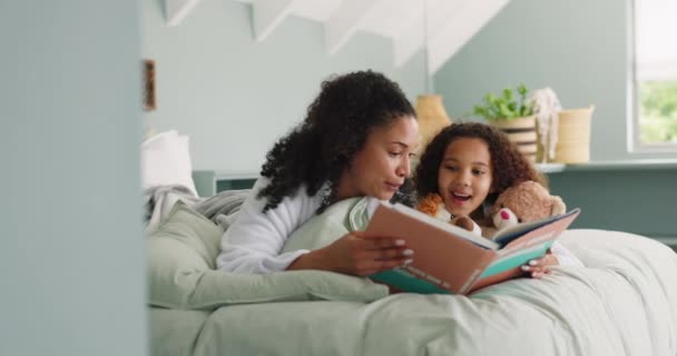 Matka Córka Czytają Książki Łóżku Rodzinnym Domu Będąc Szczęśliwą Podekscytowaną — Wideo stockowe