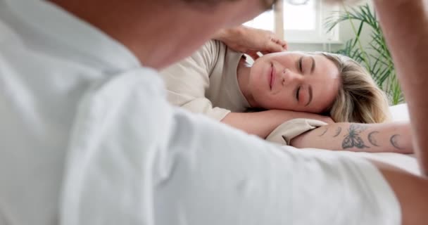 Cinta Pasangan Dan Wajah Wanita Bahagia Kamar Tidur Bulan Madu — Stok Video