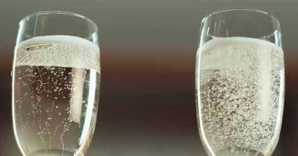 Champagnefluit Bubbels Drankjes Inschenken Voor Feest Feest Nieuwjaar Close Wijnglas — Stockvideo