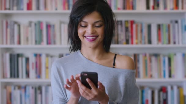 社交媒体 通信和黑人妇女在电话 移动应用程序上打字和在家里的办公室聊天 图书馆联系人 阅读和非洲女孩与一个网站的手机 互联网新闻和微笑 — 图库视频影像
