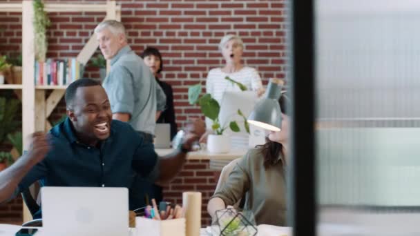Homem Negro Startup Office Comemorar Com Laptop Equipe Felicidade Por — Vídeo de Stock
