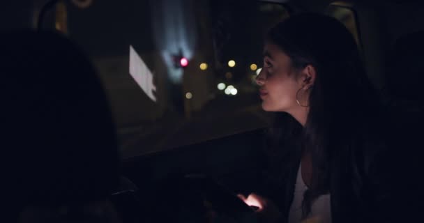 Жінка Машині Смартфоні Місті Вночі Подорожує Таксі Молода Жінка Дівчина — стокове відео