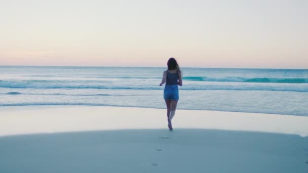 Mulher Corrida Praia Para Pôr Sol Relaxar Férias Para Bem — Vídeo de Stock