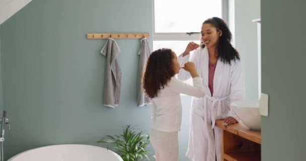 Family Home Bathroom Brushing Teeth Mother Daughter Learning Good Hygiene — Stock Video