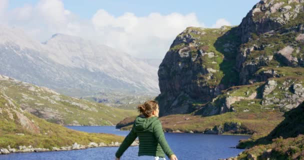 Voltar Mulher Montanha Para Liberdade Viagens Aventura Para Descansar Relaxar — Vídeo de Stock