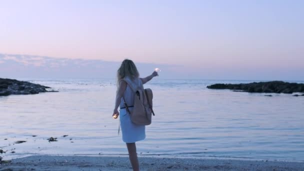 Жінка Прогулянка Пляжі Святкування Іскри Під Час Вечірнього Заходу Сутінки — стокове відео
