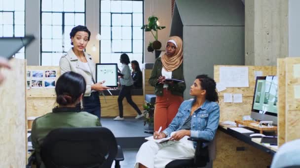 女性リーダー マネージャー または上司とのタブレット トレーニング チームワークが彼女のスタッフをオフィスで指導します 成長や発展のために彼女のチームを教えるビジネス女性との出会い 計画と教育 — ストック動画