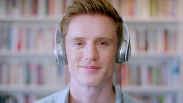 Headphones Library Student Ireland Happy Music Podcast Web Books Audio — Stock Video