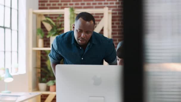 Escritório Inicialização Laptop Discussão Trabalho Equipe Para Homem Negro Mulheres — Vídeo de Stock