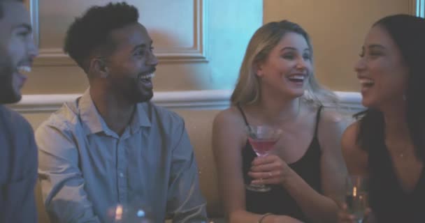 Grupa Przyjaciół Tosty Klub Nocny Drinkami Impreza Rozmowa Młodzież Alkohol — Wideo stockowe