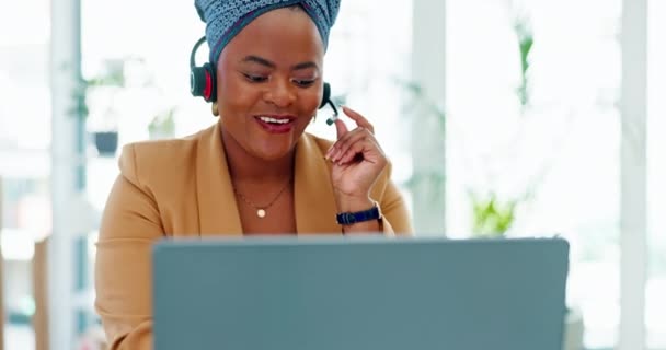 お問い合わせ コールセンターまたは幸せな黒人女性コンサルティング 会話や通信会社のクライアントを支援します オフィスで話す顧客サービス 営業またはテレマーケティングワーカーまたはネットワーク — ストック動画