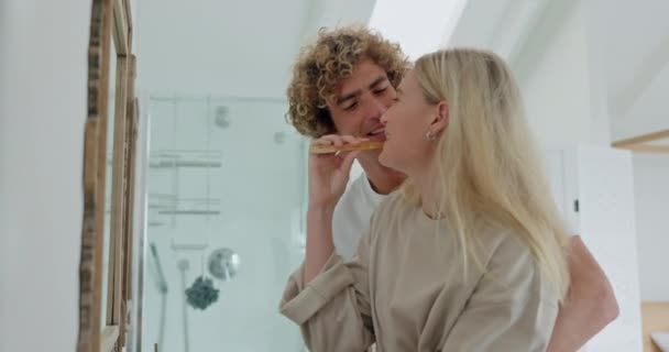 Mycie Zębów Miłość Uścisk Parą Łazience Pocałunek Poranną Rutynę Opiekę — Wideo stockowe