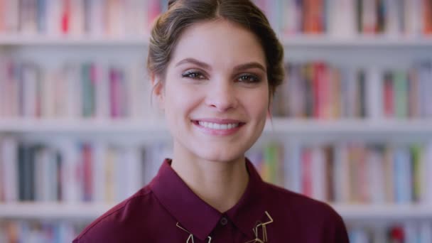 Tvář Žena Úsměv Pro Štěstí Knihovnou Rozmazané Pozadí Anglického Učitele — Stock video