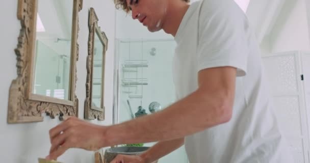 Erkekler Banyo Cilt Temizliği Için Aynada Yüzünü Tıraş Ettikten Sonra — Stok video