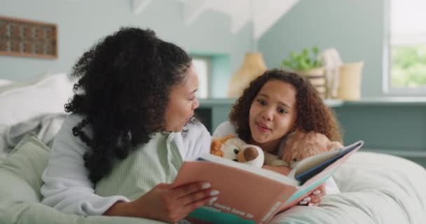 Educação Livro Mãe Filho Cama Lendo Aprendendo Rindo Enquanto Estudam — Vídeo de Stock