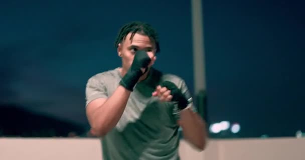 Μαύρος Άνδρας Πυγμαχία Και Γυμναστική Στην Ταράτσα Νύχτα Για Δυνατό — Αρχείο Βίντεο