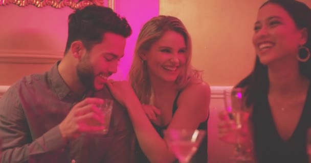 Feest Drinken Lachen Met Vrienden Een Nachtclub Samen Voor Een — Stockvideo