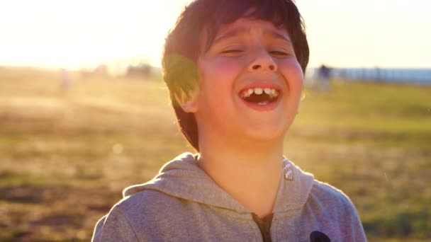 Дитина Сміється Обличчя Хлопчиком Сміється Один Природному Парку Безтурботну Свободу — стокове відео