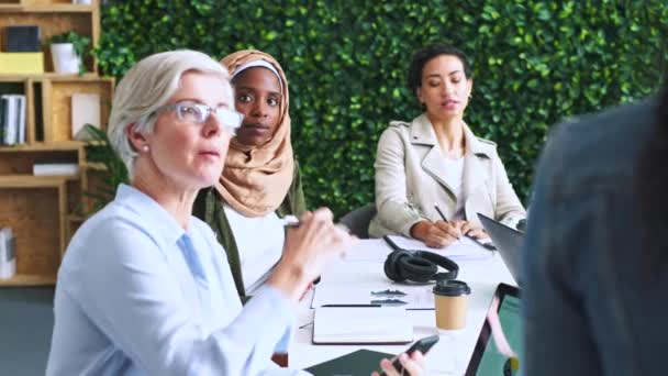ビジネスミーティング 女性リーダーシップとチーム計画 スタートアップ企業でのデジタルマーケティングの交渉戦略またはブレインストーミング パワーグループのアイデアを持つスピーカー マネージャー 多様性の人々 — ストック動画