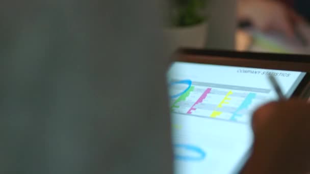 Teamwork Ontwerper Tablet Tijdens Het Plannen Van Bedrijf Erp Gegevens — Stockvideo
