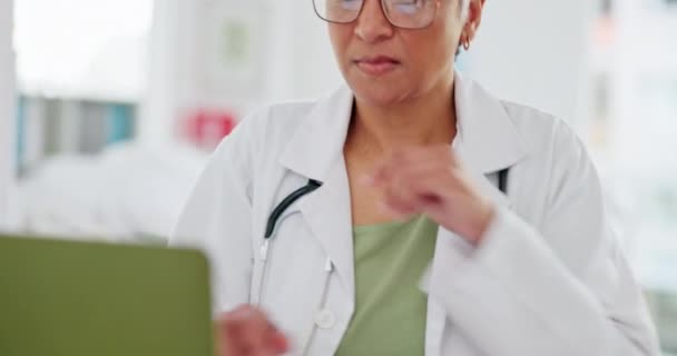 Mujer Madura Médico Portátil Escribir Notas Planificación Investigación Información Línea — Vídeos de Stock