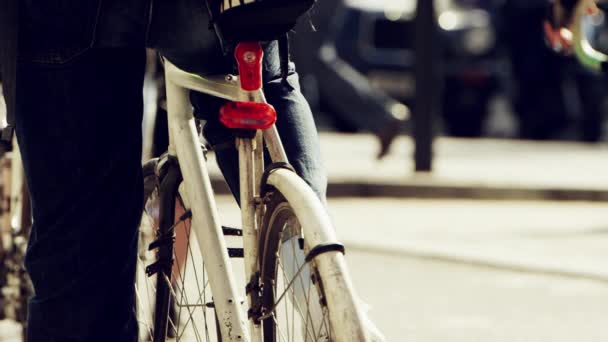 自行车和生态友好的交通 腿和自行车上班 通勤城市和清洁的碳足迹 自行车变焦和可持续的工作环境安全之路 — 图库视频影像