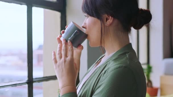 Poranna Kawa Bizneswoman Uczucie Spokoju Osoby Relaksującej Się Pijąc Biurze — Wideo stockowe